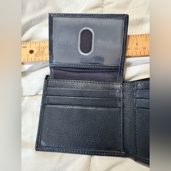 Guess men’s black bi-fold wallet gold hardware logo - Picture 3 of 5